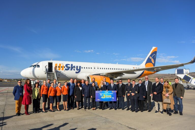 Aeronavă HiSky pe platforma Aeroportului Internațional Avram Iancu Cluj, la evenimentul care a marcat pasagerul cu numărul 3.000.000 din 2026