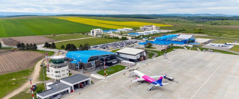 Vedere aeriană asupra Aeroportului Internațional Ștefan cel Mare Suceava, cu o aeronavă pe platformă