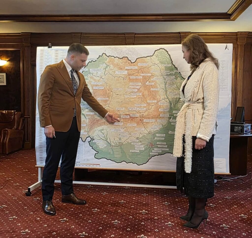 Întâlnire la Ministerul Transporturilor, în fața unei hărți a României